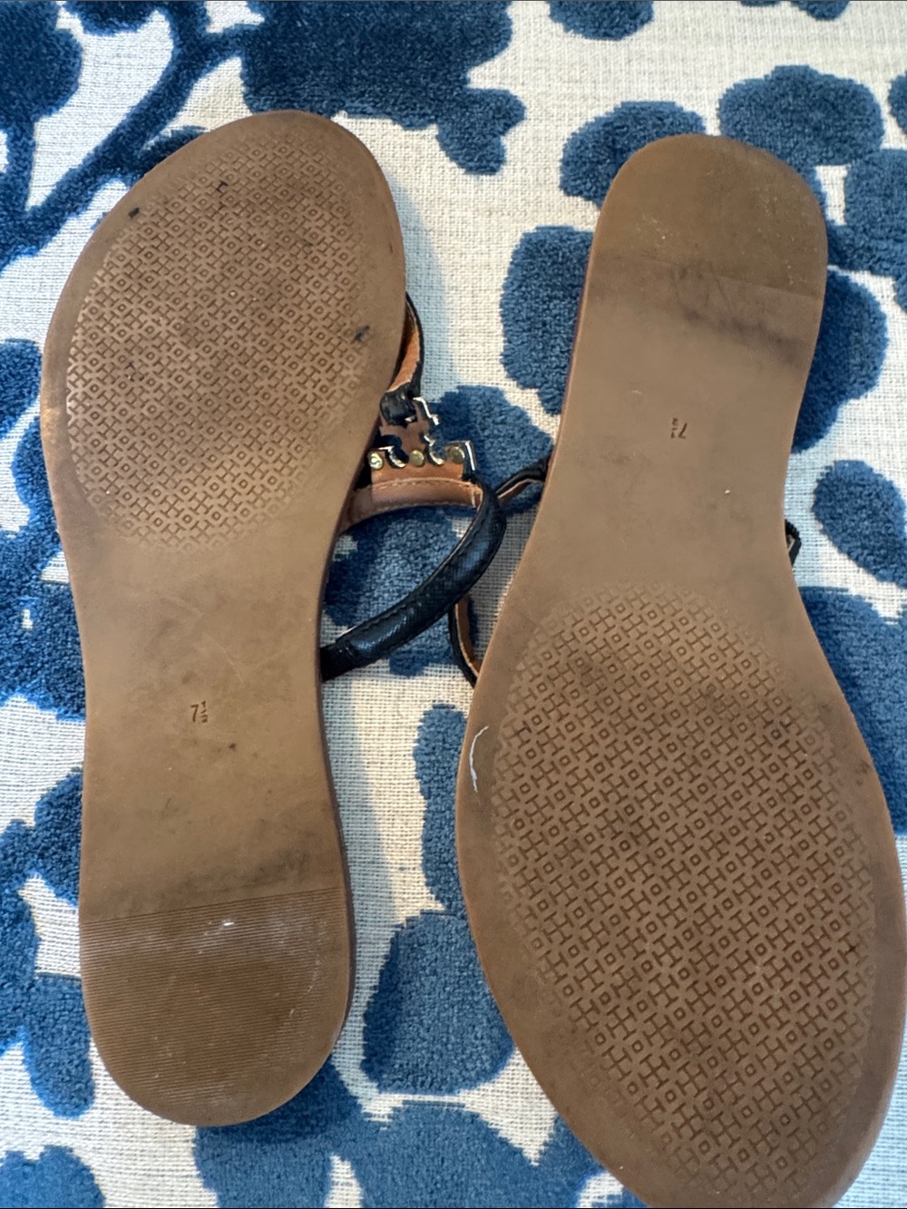 Tory Burch Black Leather Logo Thong Sandals with Gold Hardware - Picture 2 of 2